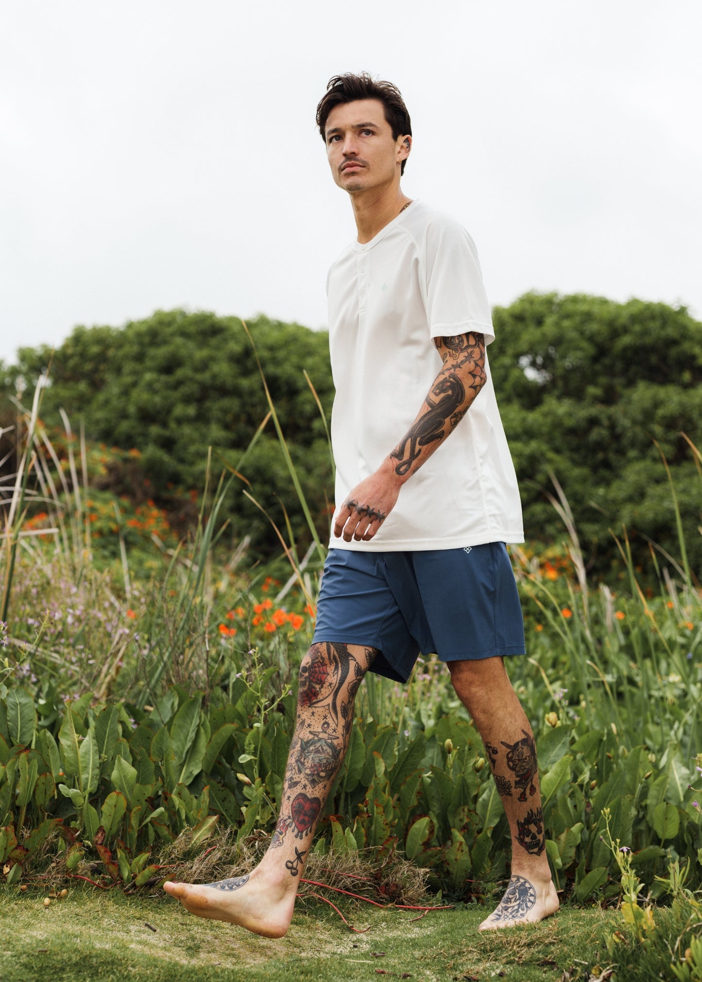 White 3-button polo shirt, breathable micro-mesh fabric, modern sport collar for golf.