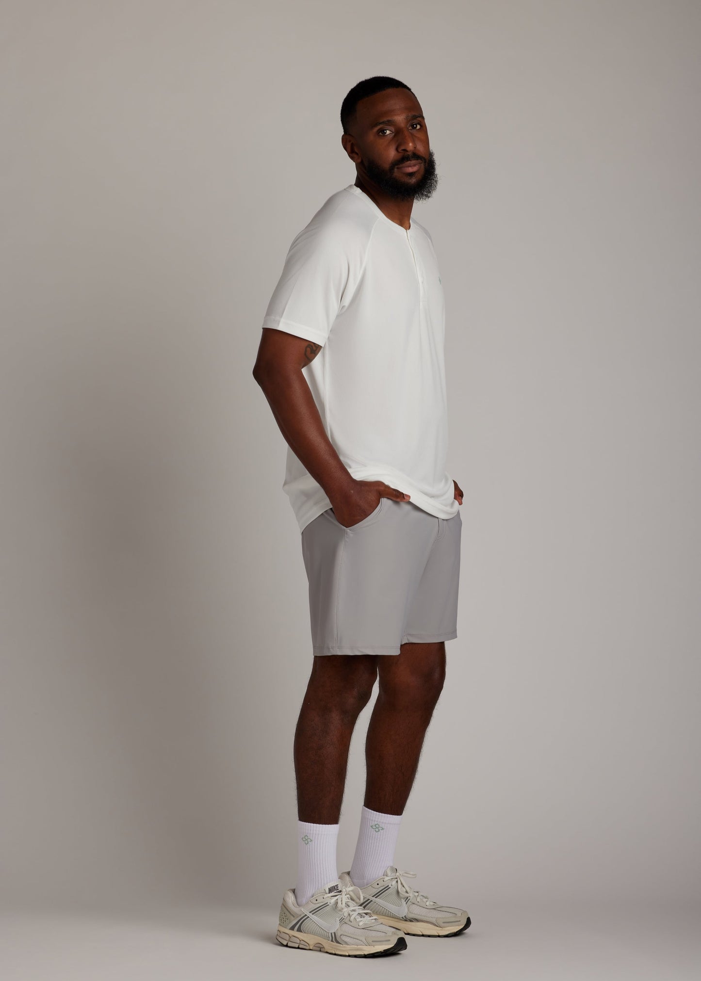 White 3-button polo shirt, breathable micro-mesh fabric, modern sport collar for golf.